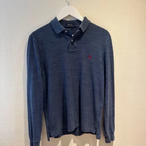 Ralph Lauren pike - Säljer denna långärmade Ralph lauren piken, säljes då den bara ligger och inte kommer till användning. Köptes för 1699 på nk i Göteborg i våras, den är bara testad aldrig använd, skick 10/10 Tveka inte på att höra av er