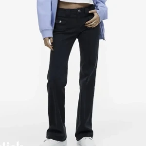 Svarta lågmidjade hm jenas - Säljer nu dessa populära lågmidjade jeans från h&m💘💘💘 De är knappt använda i storlek 36🫶🏼 