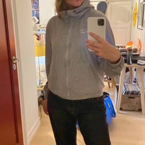 grå huvtröja - passar till killar också, kan lösa bild på kille om det behövs hihi