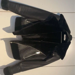 Pilotjacka  - Svart pilotjacka köpt på carlings hösten 2022, fint skick inga skador förutom ett litet hål under kragen men inget som syns alls🤍Ny pris 1110kr. Strl XS men passar även mig som vanligtvis har S Pris kan diskuteras vid snabb affär 