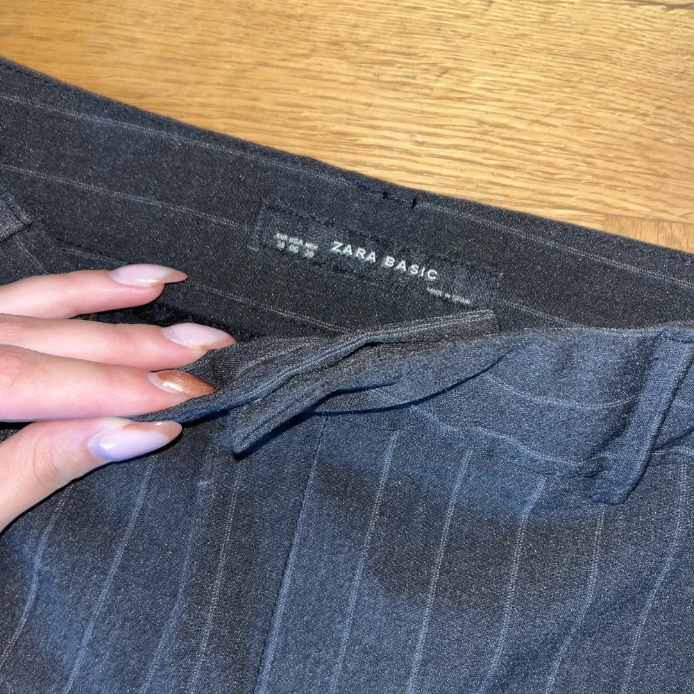 Gör ont i hjärtat att sälja dessa supersnygga lågmidjade kostymbyxorna från Zara i strl 38 men tyvärr passar de mig inte:( sitter supersnyggt på kroppen. De är mörkgråa med ljusgråa linjer, linjer är inte skarpa i verklighet. De är i fint skick!. Jeans & Byxor.