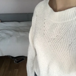 Stickad tröja vit - En jättegullig stickad tröja från hm, har använts några gånger men blivit för liten för mig💕 Skulle säga storlek x till xs ungefär! Finns några knopprar men inget jag inte kan dra tillbaka med virkkrok💖(passar jättebra till rory gilmore känslan🫶🫶!!)