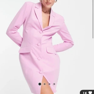Pink kavajklänning - En pink kavajklänning som också kan sitta som en lång jacka. Aldrig använd! Älskar den men säljer den för att den sitter för tajt tyvärr:/  Köpt för 860kr.  Postkostnad ingår i priset.