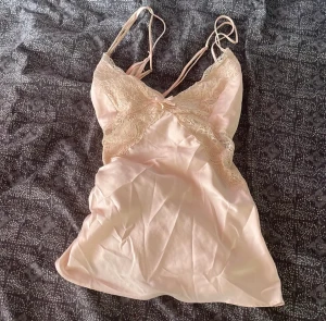Super fin topp - Säljer den här super fina toppen som passar som pjamas eller ute topp köpt här på Plick kmr inte mycket till användning dryg jag säljer🩷🩷