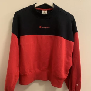 Tjocktröja från champion - Röd/svart collegetröja från champion