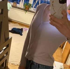 Koffta - En sjukt fin och skön kofta med knappar. Passar att ha Plain men även öppen med linne under💗 passar mig väldigt bra som har storlek 158-164/XS❤️ nyskick, ställ frågor om ni undrar ngt❤️