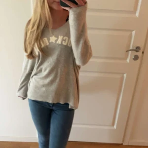 Super fin tröja!  - En tröja i ett suuuper skönt och gosigt material! Det står rock & roll på framsidan❤️ kom privat för frågor 