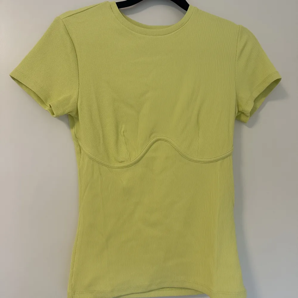 Limegul/grön figursydd t-shirt i storlek S😊. T-shirts.