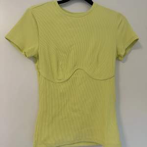 Limegul/grön figursydd t-shirt i storlek S😊