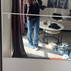 Jeans - Jeans från ginatricot i storlek 32 säljer för 300+frakt har även i ljusblå om ni är intresserade