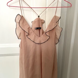 Oanvänd Zara topp  - Helt oanvänd. Nytvättad. Har aldrig använt då den är lite för stor för mig. Storlek S/ 26 