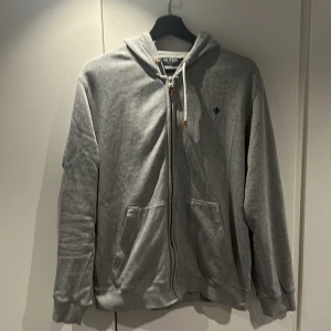 Morris hoddie - En superfin Morris hoddie⌛️Storlek m⌛️skick 9/10⌛️perfekt nu inför hösten/vintern⌛️nypris runt 1500kr✅⌛️Vid nån fundering eller fråga är det bara att höra av sig 🙌🤙