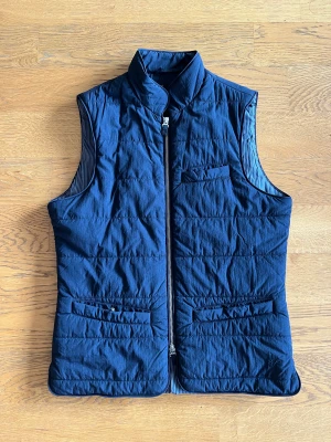 Stenströms Väst - Stenströms väst i storlek S. Endast använt ett par gånger därav i nyskick. Köpt på NK Göteborg för 2800kr.