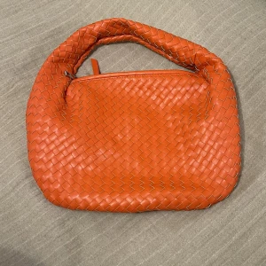 Orange väska - Orange väska nästan ny
