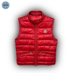Moncler gui vest - Moncler gui vest | - mycket bra skick och inga tecken på användning - storlek S - nypris runt 7800kr - vårt pris är endast 2899kr - hör av dig om du har några frågor!