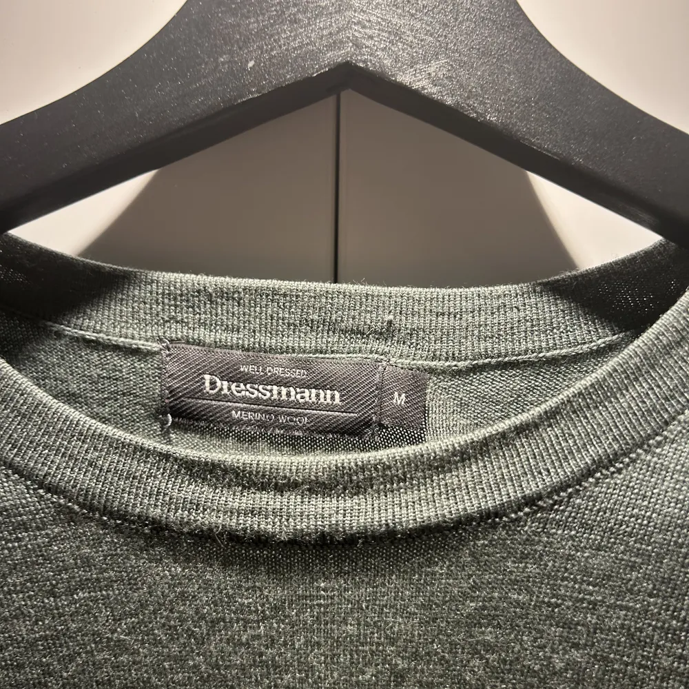 En Stickad tröja från dressman ⌛️ skick 10/10 ⌛️ Storlek M⌛️Nypris 599kr⌛️Passar perfekt nu till hösten/vintern✅ Vid minsta fundering eller fråga är det bara att skriva✅🙌. Stickat.