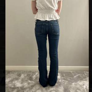 Säljer dessa lågmidjade jeans från zara. Dem är uppsprättade längst ner men det går enkelt att vika in till vanlig längd❤️ Innebenslängd sprättnning: 85cm Midjemått: 38 Min kompis på bilden är 165 och har Xs i byxor