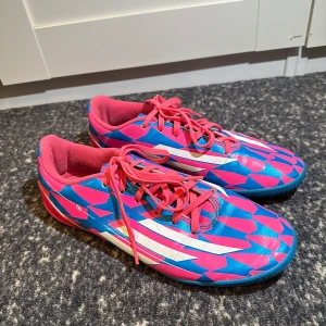 Adidas inomhus fotbollsskor  - Fina blå rosa adidas fotbollsskor!