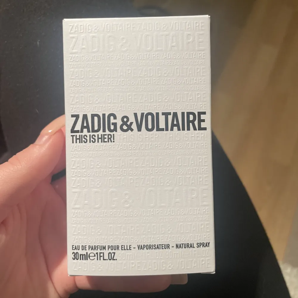 En parfym från Zadig & Voltaire som luktar jättegott. Jag säljer denna pågrund av att jag inte tycker att jag passar i denna doft. Parfymen är väldigt fräsch i doften. Som ni ser på tredje bilden är parfymen endast prövad och typ ny.💕. Övrigt.
