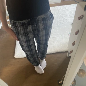 Rutiga pyjamasbyxor  - Ett par rutiga pyjamasbyxor, köpta på ullared för ca 100 kr. Fint skick, endast använda en gång. Kontakta mig för fler bilder eller vid intresse!