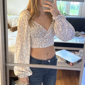 Topp - En långarmad sommar topp. Den är använd Max 3 gånger. Inga defekter. 