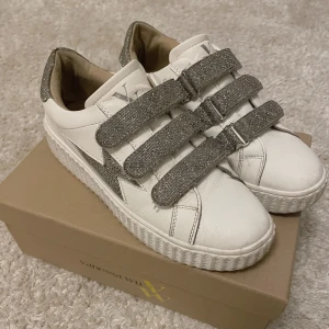 Stockholmstil skor - Säljer trendiga skor från Vanessa Wu då dom inte passar mig längre💕 Dom är i storlek 37. Köpta i en butik i Frankrike för ca 1000kr! dom är i superbra skick och den ända slitningen är innne i sulan men inget som syns utanpå! Pris kan diskuteras!⚡️❤️