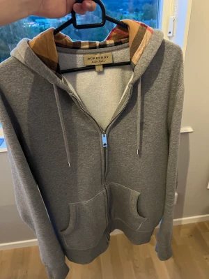 Burberry zip hoodie - Superfint skick, orderbekräftelse finns och visas för seriösa köpare!