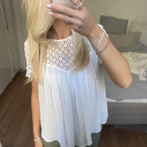 Vit blus - Säljer denna vita blusen. Har du någon fråga är det bara att höra av dig🫶🏻