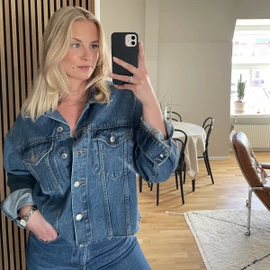 Jeansjacka från Ginatricot. - Croppad jeansjacka från ginatricot. Använd 2 gånger. 