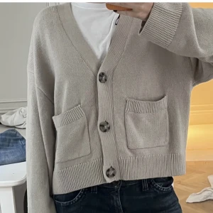 Stickad kofta  - En super fin stickad kofta som tyvärr inte kommer till användning längre ❤️ (Dem två första bilderna är lånade!!!) 