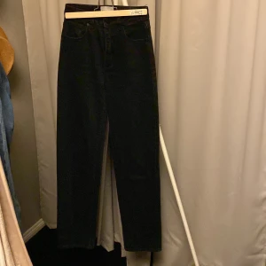 Raka jeans - Finns i Holmsund men kan tas till Ersboda på vardagar. 