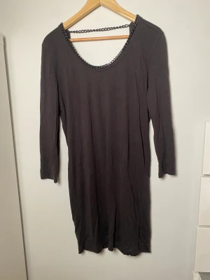 Fin klänning med dekorativ kjedja - En superfin klänning i ett väldigt behagligt material som både kan bli ”dressed up” och ”dressed down” beroende på hur man stylar. Super skick! Storlek M🥰