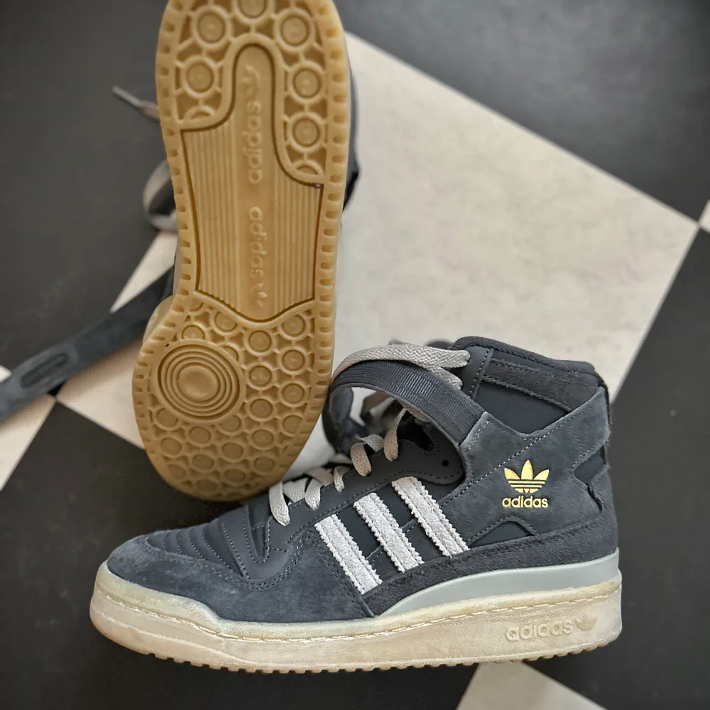 Adidas originals Mörkgrå mocka  Stl 40 (UK 7) Använda 2ggr inköpta på adidas hemsida Maj 2023 1345kr. Skor.