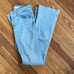 Levis Jeans - Säljer mina sparsamt använda Levis 725 high Rise bootcut i storlek 28.