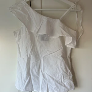 One shoulder topp! - Supersöt one shoulder topp i linneliknande material! Aldrig använd, prislappen sitter kvar🤍