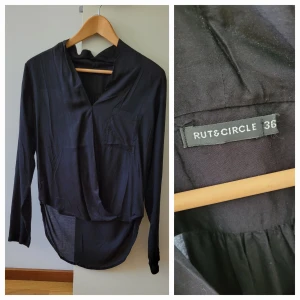 Blus Rut&Circle - Skön och tunn blus, ganska lång i bak. Använd typ en gång, mycket gott skick.