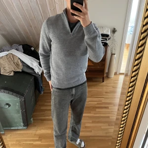 Halv zip - Grå halv zip från Pier one! Storlek:M Nypris: 399 kr Pris 199 + frakt Skriv om ni har frågor, betalning sker via swish!