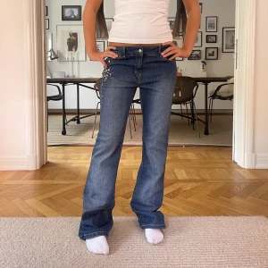 Low waist Jeans - Säljer denna super snygga låg midjade jeans🥰🥰 Midjemått: Innerbenslängd: