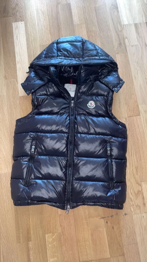 Moncler - Moncler väst med NFC scan och tagg