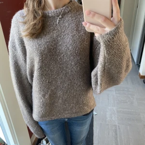 Stickad tröja - Superfin brun stickad tröja med liten slits på sidorna, nyskick!!🥰