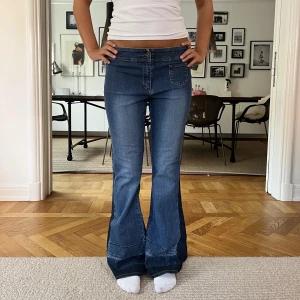 Jeans!  - Snygga lågmidjade jeans!! MIDJEMÅTT:82cm INNERBENSLÄNGDEN 79cm