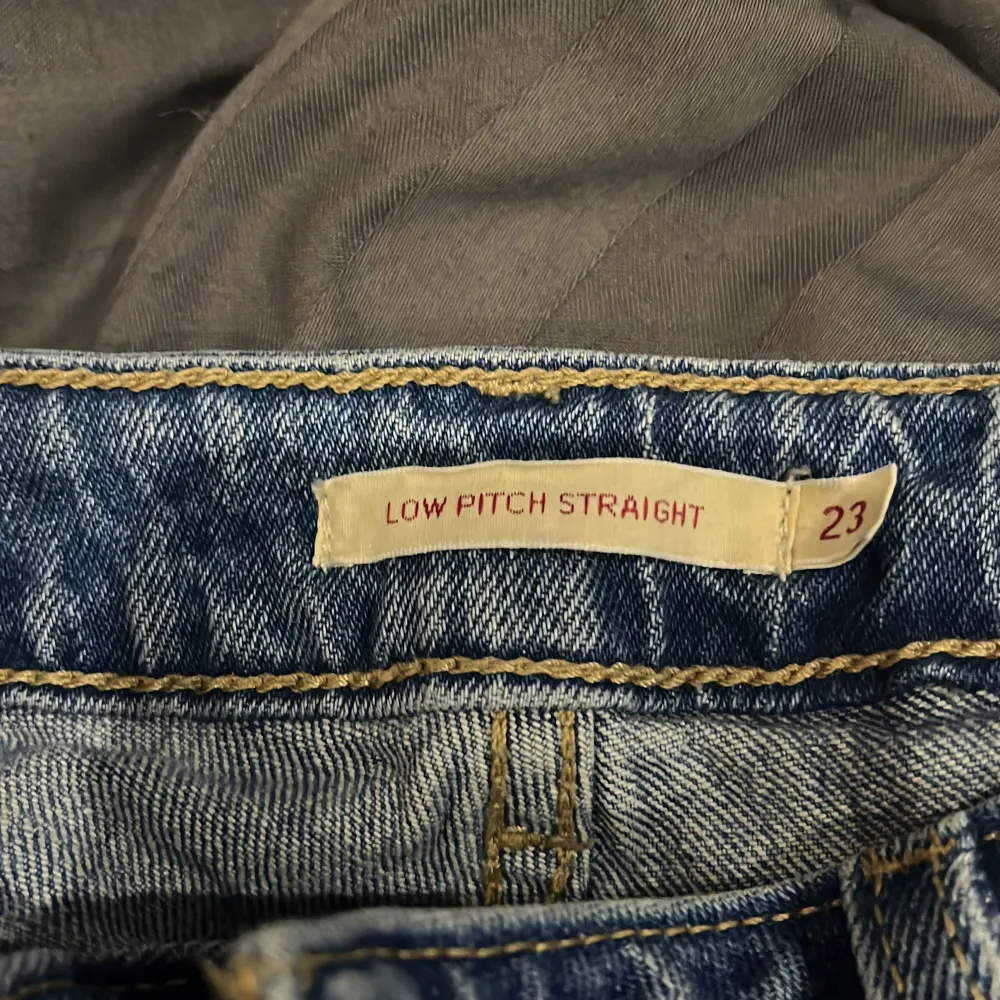 Levis jeans, använda några få gånger. Strl 23. Jeans & Byxor.