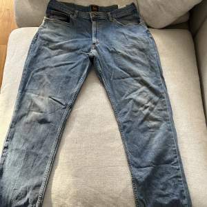 Lee jeans i modellen Brooklyn straight. Jeansen är i okej skick i storlek 36/30.