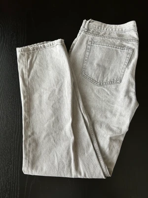 low straight jeans - gråa, lågmidjade, raka jeans från gina tricot. använda max 3 gånger.
