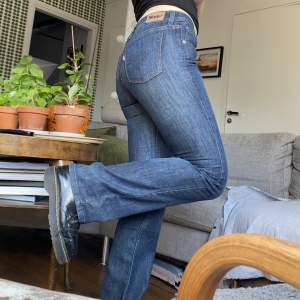 Superfina Levis jeans i en fin mörkblå deminfärg🤩 Lite små på mig som är S/M så skulle säga att de är strl XS/S! Bra passform annars, sitter under naveln och tight över rumpa och lår. ”Straight fit 627” Midjemått: 75cm (36 rakt över) Innerbenslängd:79cm 