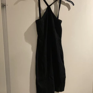 Svart kort klänning - Svart kort klänning med ett X vid halsen 