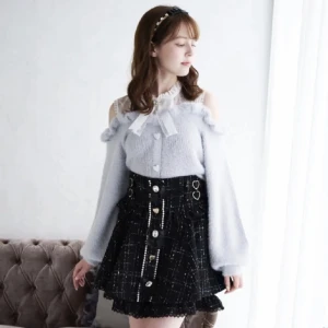 Liz Lisa off shoulder - Köpt här på Plick. Använts ganksa många gånger. Fint skick. Rosetten är av tag bar! Dms om du undrar över nåt!