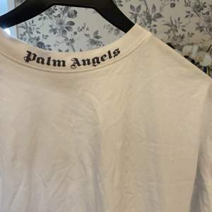 Vanlig vit Palm angels t shirt som jag fick för något år sedan. Använts några gånger men är fortfarande i bra skick. 