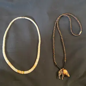 Säljer två Jätte fina halsband,  snäckhalsband och ett halsband med en elefant på, båda köpta secondhand. Säljer båda för 15kr🥰