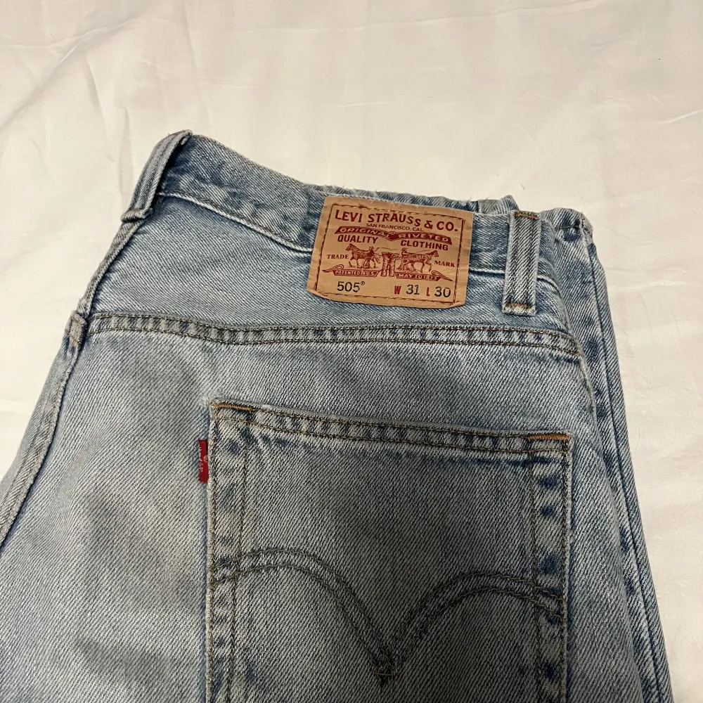 Tja! Säljer ett par superfina Levis 505  jeans. Storlek 31/30 Tveka inte på att höra av dig!   Mvh Max. Jeans & Byxor.